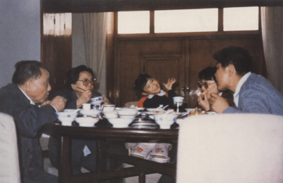 1986年4月6日，邓小平和家人一起吃饭