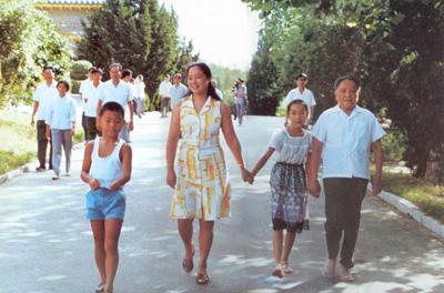 1983年,与女儿邓楠,外孙和外孙女漫步在棒槌岛上