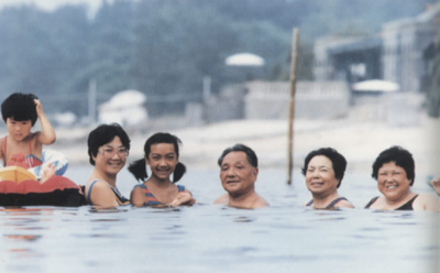 1984年夏，邓小平、卓琳在海滨浴场