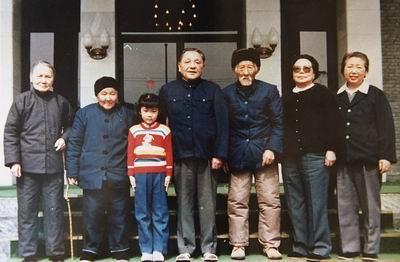 1986年春，邓小平夫妇在成都与来自家乡广安县的舅父、舅母合影。