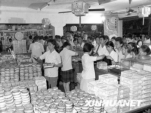 1978年中秋佳节，上海各食品店月饼上市。今年上海中秋月饼的供应数量多，质量高，品种丰富。