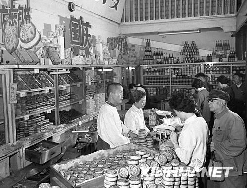 1963年国庆节、中秋节接踵而来，北京市食品市场，呈现出一片繁忙热闹的景象。全市的各个商场、食品店、水果摊为顾客们准备了丰富多样的节日食品，供人们欢度佳节。为了让人们过好中秋节，首都各食品商店准备了各色中秋月饼。