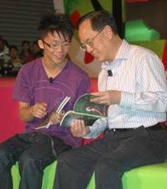 香港应届会考生陈易希，2005年因发明“智能保安机器人”夺得美国英特尔公司举办的“国际科学与工程大奖赛”二等奖，美国麻省理工大学林肯实验室将太阳系的一颗小行星命名为“陈易希星”以资鼓励。陈易希2006年会考期间获香港科技大学宣布破格取录，直入科大电子工程学就读。香港科大发言人强调，破格取录陈易希非因学术成绩，而是因为他于科学研究和发明方面充满天分。图为获香港科技大学破格取的陈易希，在与香港特首曾荫权对话并向特首介绍其新书。

