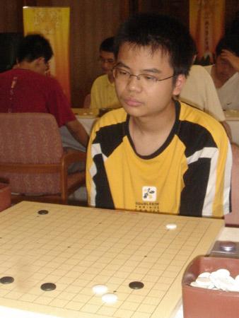 金靖从7岁起开始学习围棋，初二的时候，他被评为专业初段。高三时，北京大学、复旦大学等几个高校在全国录取围棋生，金靖报名参加了比赛并获得了好成绩。为此，北大降分将他破格录取。

