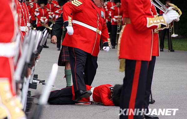 6月18日，在加拿大首都渥太华，一名总督府仪仗队成员热晕倒地。
