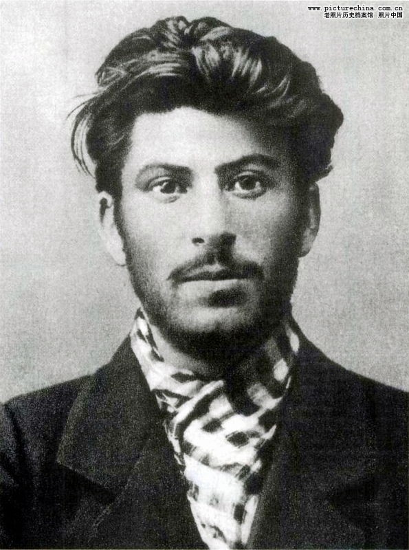斯大林同志是格鲁吉亚人。原姓朱加什维利。他是列宁的战友，为十月革命的胜利和苏维埃政权的巩固做出了不可磨灭的贡献。从历史角度上看，斯大林同志的贡献是巨大的。第一、他继承了列宁的遗志，创建了苏联。第二，他带领苏联人民建立了社会主义制度，完成了社会主义工业化和社会主义改造，使苏联在十几年内成为欧洲第一、世界第二的一个伟大的社会主义强国。三、他领导苏联人民赢得了卫国战争的伟大胜利。为反法西斯战争的胜利做出了卓越的贡献。四、斯大林按照马克思列宁主义的构想，建立了世界上最早的社会主义模式－苏联式社会主义，这一模式影响深远重大。