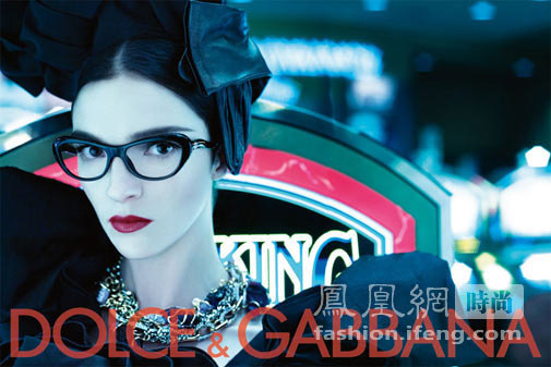 杜嘉班纳 (Dolce&Gabbana) 2009秋冬女装广告片由海蒂-蒙特(Heidi Mount)领衔拍摄，参与拍摄的还有来自意大利的黑发美人儿玛丽亚卡拉-波斯克诺 (Mariacarla Boscono) ，立陶宛超模艾迪塔-维尔珂薇楚泰 (Edita Vilkeviciute) ，掌镜的是纽约著名时尚摄影师史蒂文-卡莱恩 (Steven Klein) ，这次的广告画面依旧是相当奢华和性感。