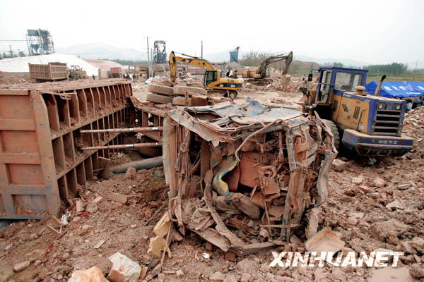 6月21日，一辆被炸毁的大卡车倒在现场。