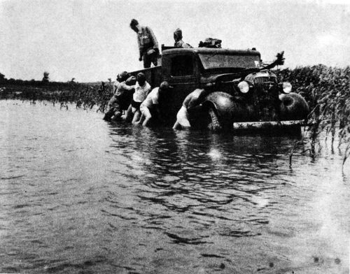 敌军车子陷在泥水中，难以行动。