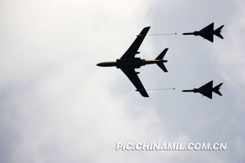 加油機在空中對殲-8戰(zhàn)機進(jìn)行加油,。