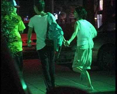 04年7月，两人在北京某酒吧外牵手，恋情曝光。