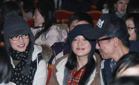 08年12月，共同看张震岳演唱会。