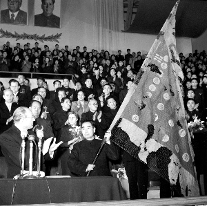 1955年东德将缴获的义和团旗归还周恩来