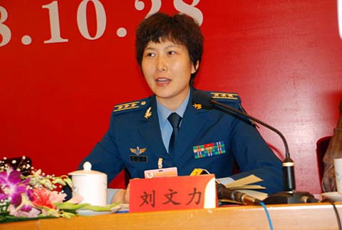中国空军航空兵女师长率部接收大型军用运输机