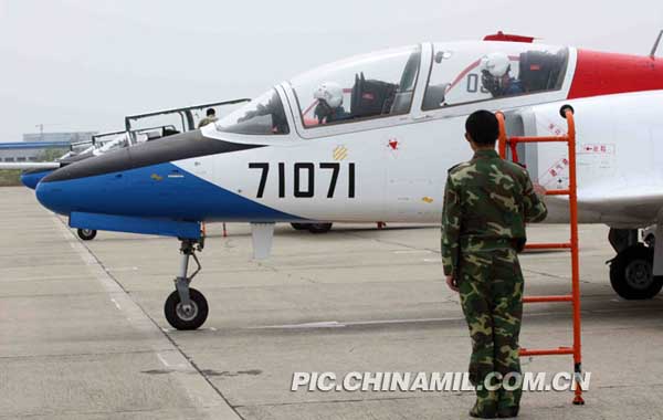 中国军网6月24日电 耿国庆 陈传峰 吴传松  摄影报道：济空某飞行学院三团机务大队着眼实战和信息化保障新要求，牢固树立科学维修理念，他们以“三项整治”为抓手，优化维修内容，打牢维修基础，改进维修手段，创新维修方法，积极推行科学维修和精确化管理，通过岗位考核、比武竞赛、装备保障实战化训练等形式，不断打牢装备人员业务技术基础，进一步深化巩固装备“两成两力”建设成果，全面提升了官兵应急作战装备快速保障能力。