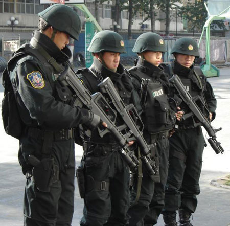 女子雪豹突击队员亮相北京安保动员大会(组图)