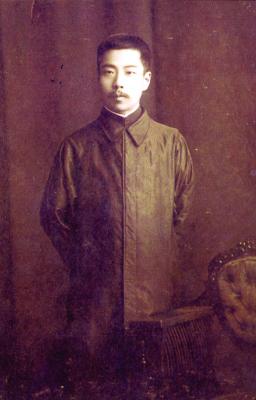 1912年鲁迅自己设计的服装，有点像中山装，更像今天的夹克。