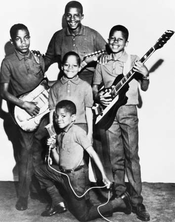 1968 年，10岁大的迈克尔胖乎乎的，两旁站的是他四个哥哥：(中排左至右)蒂托 (Tito)、马龙 (Marlon)、杰麦恩 (Jermaine) 和(后排)杰基 (Jackie)。他们在两年前刚组建了杰克逊五兄弟 (Jackson Five) 演唱组。那时候对于迈克尔和他的家庭来说，世界的确是黑白的。