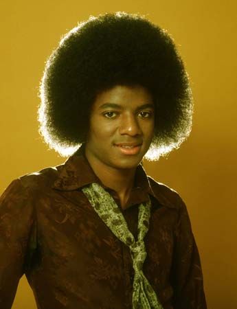 1979年的迈克尔，这段时期他挑选的是与家中装修风格相搭配的衬衫。
