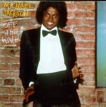 1979年，迈克尔发布了首张单飞专辑《墙外》(Off the Wall)，使他从一个刚露头的童星成长为具有开创性的艺人。制作人昆西•琼斯(Quincy Jones)一手提携了迈克尔，帮助他完成了这张专辑。他们是在琼斯监制的《绿野仙踪》片场相遇相识的。