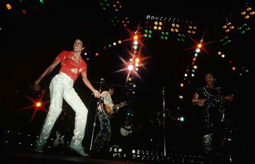 1981年，迈克尔与哥哥蒂托(Tito)还有兰迪(Randy)一同登台表演。后者被他闪亮的演出服晃花了眼，以至于忘记了带吉他上台。
