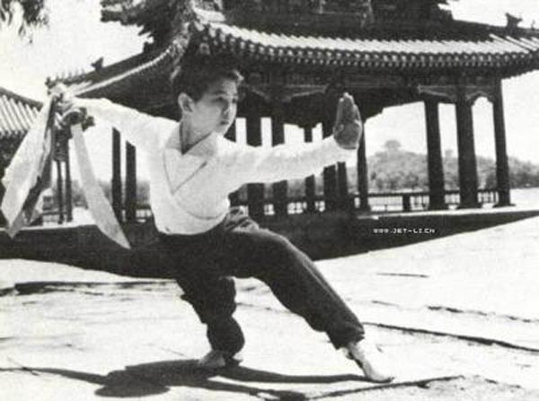 小学二年级那年暑假，因为参加学校习武班，凭着先天的资质，1971年，被被北京武术队教练吴斌看中，开始了武术生涯。

