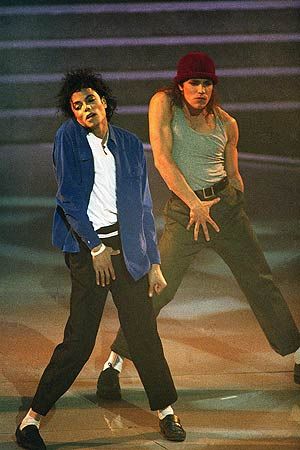 迈克尔•杰克逊在1988年纽约举办的格莱米颁奖典礼上表演。他上一张专辑《颤栗者》在 1984 年的格莱米上赢得八项大奖，然而紧接着的《真棒》(Bad)在这一年只拿到了非古典类最佳制作专辑奖。