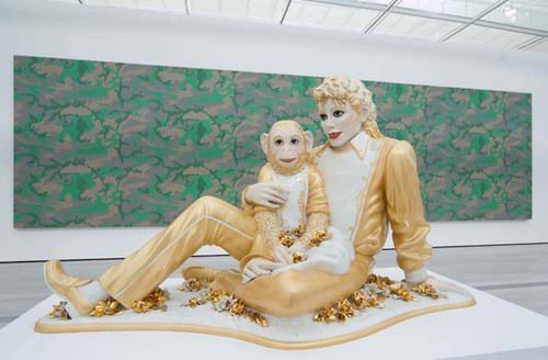 这件杰夫•昆斯(Jeff Koons) [译注：当代艺术家，作品以风格艳丽著称]的雕塑作品名为 “迈克尔•杰克逊与泡泡”[译注：“泡泡”是他最宠爱的一只宠物黑猩猩]，并在1988 年收藏于布罗德当代艺术馆 (Broad Contemporary Art Museum) [译注：由亿万富翁Eli Broad创建，位于洛杉矶]