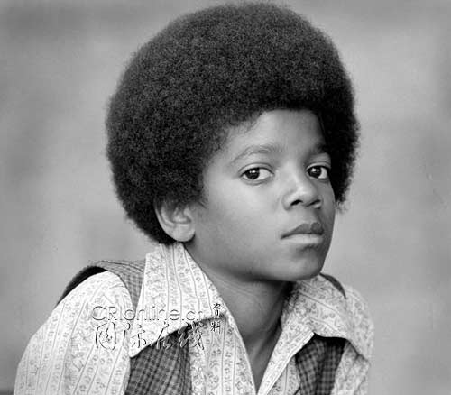 这张照片拍于1971年5月，当时杰克逊只有12岁，但他的事业已经平步青云了。早在1968年，贝里·戈迪就在其莫顿唱片公司（MOTOWN RECORDS）签下“杰克逊五兄弟”（Jackson 5）演唱组。当时，杰克逊和他兄弟的“ABC”以及“I'll be There”等歌曲就已经名列美国流行歌曲排行榜之冠。对于一个来自于美国印第安纳州盖里城的小男孩来说，这是一个很好的开端。