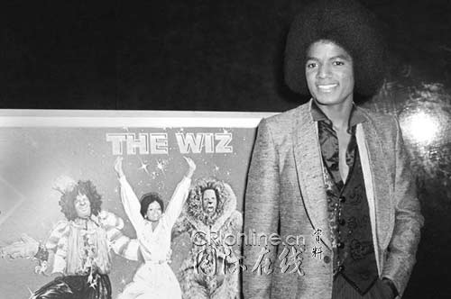 这是迈克尔在音乐剧“奇才”(the wiz)开幕式上的一张照片。1978年的这场电影音乐剧是迈克尔与传奇制作人昆西· 琼斯的首次合作。此后不久，由琼斯担任幕后制作人的杰克逊的个人专辑就诞生了，曾经轰动一时的有《OFF THE WALL》和《TRILLER》。杰克逊的“奇才队”中还有他的良师益友黛安娜·罗斯，1969年罗斯把“杰克逊五兄弟”演唱组推向了世界舞台。