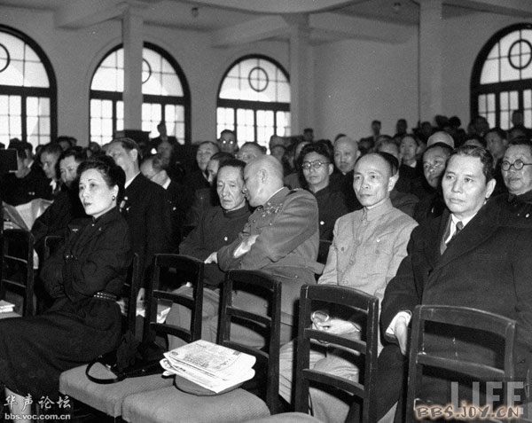 国民党中央常委会决定赋予总统以紧急处置的权力，为蒋参选铺路，会议进行中。