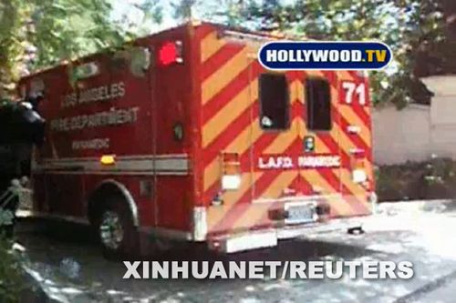 这张视频截图显示，6月25日，在美国城市洛杉矶，一辆载着美国著名流行歌星迈克尔·杰克逊的救护车驶离他租住的房子。