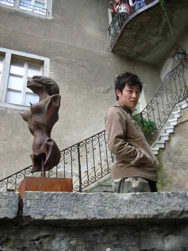 在电影《异型》形象设计者家门前的雕像
