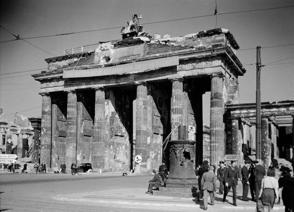 经过英军八次空袭之后，德军在1940年9月对伦敦进行了连续多个夜晚的反攻轰炸，并于11月4日再一次袭击了考文垂。