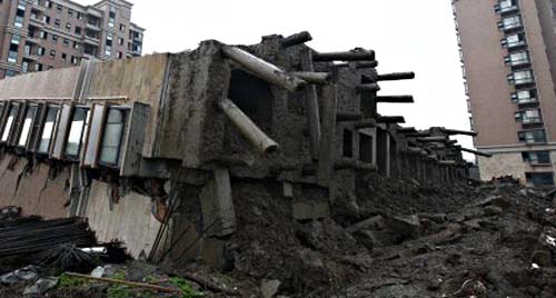 上海闵行区在建13层楼房倒塌[组图]