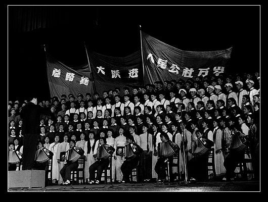 “三面红旗”——1963年，南京举办歌颂三面红旗群众歌咏会。“三面红旗”分别是“总路线”、“大跃进”及“人民公社”。