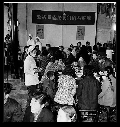 “公共食堂是我们的大家庭”——1959年，无锡市和平区居民食堂。“大跃进”年代为解放劳动力提倡吃饭食堂化。