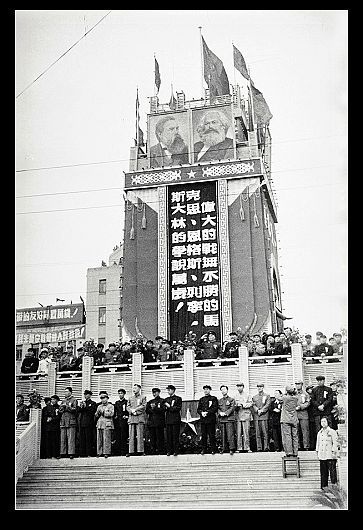 伟大的战无不胜的马克思、恩格斯、列宁、斯大林的学说万岁！”——1954年，南京市五一节检阅游行队伍的观礼台。