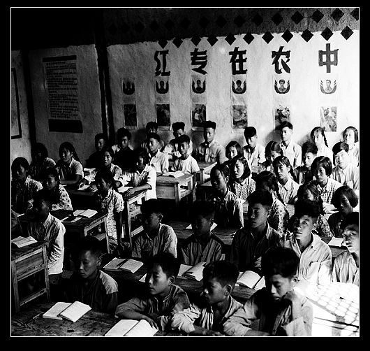 “红专在农中”——1965年，江苏省句容县下荫农中学生立志又红又专。