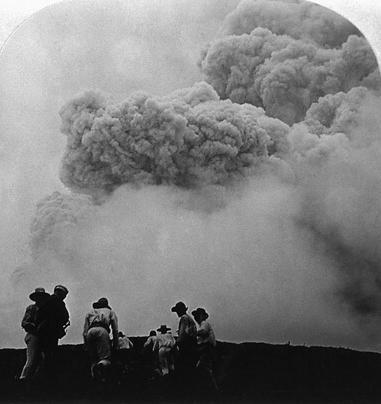 培雷火山

所在地区:马提尼克

喷发时间:1902年

培雷火山(Mount Pelée)喷发被认为是20世纪最致命的火山灾难，夺去了3万人的生命。炽热的有毒气云和火山熔浆将圣皮埃尔整座城市湮没，在全市2.8万居民中，只有两个人躲过了这场浩劫。上图是岛民惊恐地远望灾后一片烟雾的可怕景象。培雷火山喷发的烟柱持续了11天之久。

