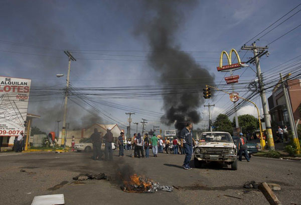 6月28日，在洪都拉斯首都特古西加尔巴，民众在总统府门前集结，阻止军队继续进驻总统府并要求释放总统塞拉亚。