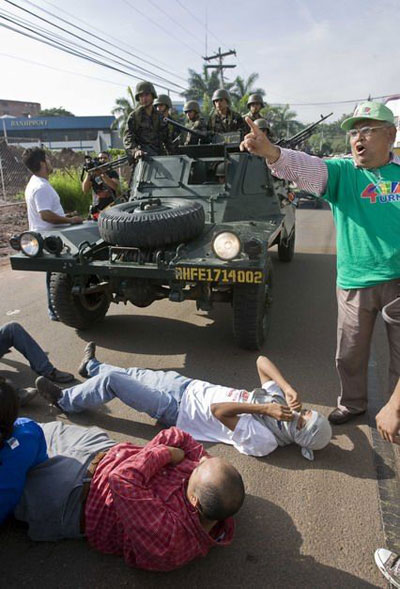 6月28日，在洪都拉斯首都特古西加尔巴，民众在总统府门前集结，阻止军队继续进驻总统府并要求释放总统塞拉亚。