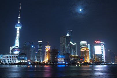 1、上海：中国经济的航向标。上海集中了全球精英，来自全球的富翁（包括全国各地的富翁）集中在这里消费，同样也带动了上海的“情色”业和上海的成人用品和保健品行业。恒山路酒吧一条街，栖霞路红灯区一条街，虹桥路台湾人一条街同样著名。除了上面几条著名的街，随处的小街道都可以看到路边的按摩服务场所，漂亮的“服务小姐”身着性感装束，更是使这个经济龙头集全球的旅游城市的魅力“增色”不少。 