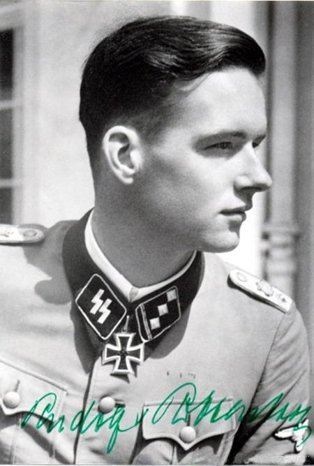 德国外交部长里宾特洛甫的大儿子8.鲁道夫·冯·里宾特洛甫（Rudolf von Ribbentrop 1921－）先后服役于第1SS“阿道夫．希特勒警卫旗队”装甲师（LAH）和第12SS“希特勒青年团”装甲师（HJ）