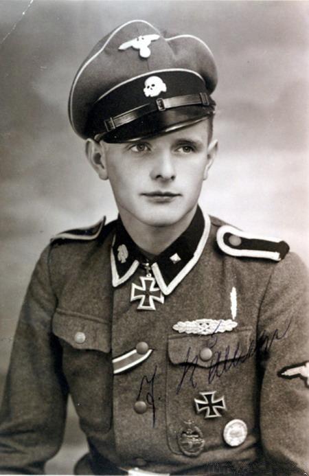 约瑟夫 ·劳力克（Josef Rollecke 1924.8.23－）第3SS“骷髅”装甲师（Totenkopf）第5团1944年6月16日，不到20岁的他获授骑士十字勋章（RK）