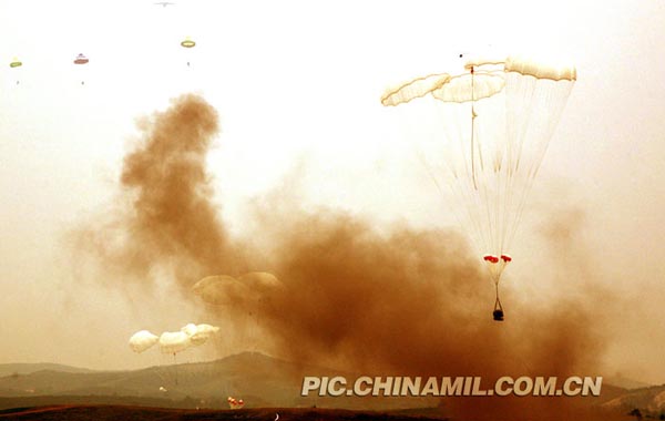 人、装同机空降着陆  6月下旬，空降兵某部挺进鄂北某生疏地域进行了一场带战术背景的检验性实兵实装演练。他们立足实战条件，在复杂电磁环境下练指挥、练对抗、练战法，锤炼和检验了部队全天候作战能力。 中国军事图片中心 李爱明 摄