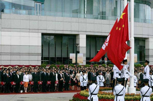 七月一日，香港特别行政区在金紫荆广场隆重举行升旗仪式﹐庆祝香港特别行政区成立十二周年。 