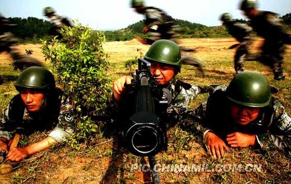 灵活运用新战术  6月下旬，空降兵某部挺进鄂北某生疏地域进行了一场带战术背景的检验性实兵实装演练。他们立足实战条件，在复杂电磁环境下练指挥、练对抗、练战法，锤炼和检验了部队全天候作战能力。 中国军事图片中心 李爱明 摄