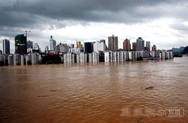  7月4日，柳江水位超过警戒水位5.8米后，柳州市沿江一带尽成泽国。