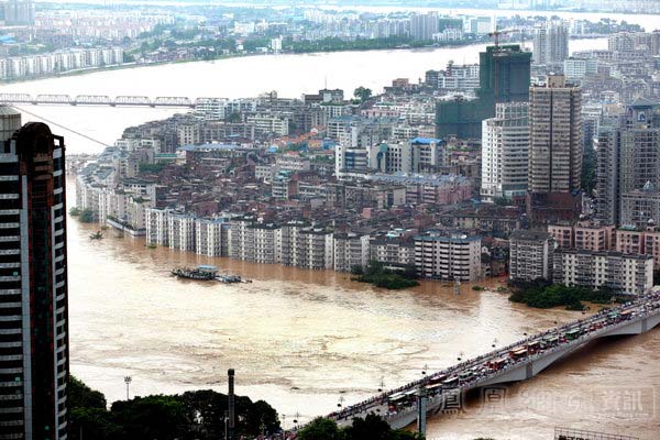  7月4日，柳江水位超过警戒水位5.8米后，柳州市沿江一带尽成泽国。